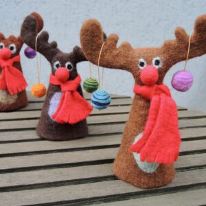 Rentier mit Weihnachtskugeln