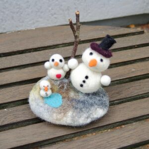 Kleine Schneemanngruppe